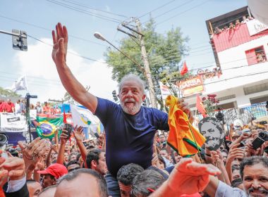 Lula deixa sindicato e se entrega à Polícia Federal