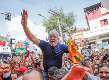 Lula deixa sindicato e se entrega Ã  PolÃ­cia Federal
