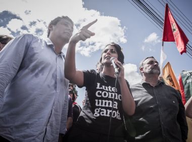 Manuela D'Ávila afasta boato de que Lula bebeu cachaça antes de discurso: 'Era água'