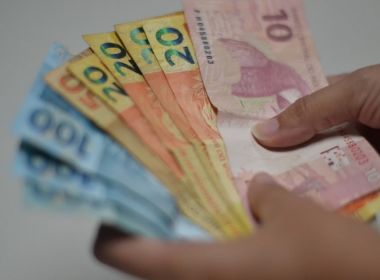 Renda de brasileiros encolhe em 2017, aponta levantamento do IBGE