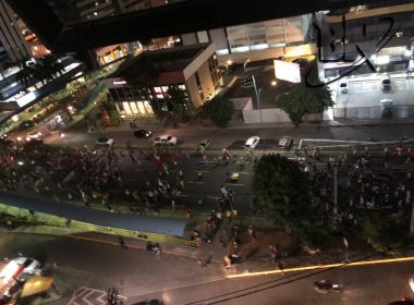Manifestantes bloqueiam Av. Tancredo Neves no inÃ­cio da noite desta quarta
