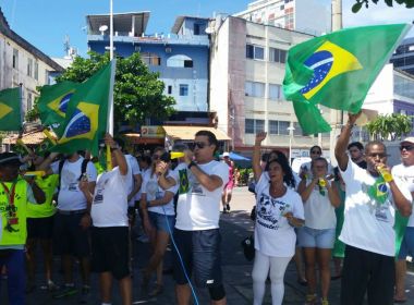 Familiares e amigos de velejadores condenados na África fazem protesto em Salvador
