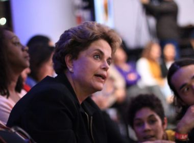 'Ele estará nessa eleição preso ou solto', afirma Dilma sobre Lula em evento nos EUA