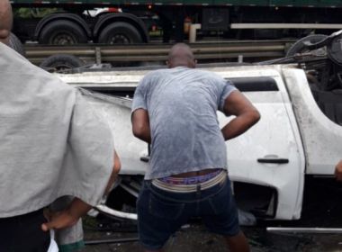 Policial morre e outro fica ferido após capotamento de viatura na BR-324