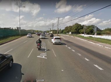 Carro se choca contra poste e bloqueia faixa da Av. Luís Viana, na Paralela