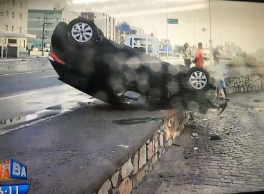 Carro capota na Pituba; motorista alega que foi fechado por outro veículo