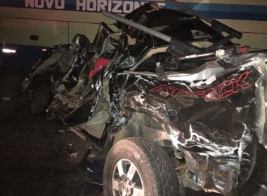 Homem morre após caminhonete bater de frente com carreta na BR-242