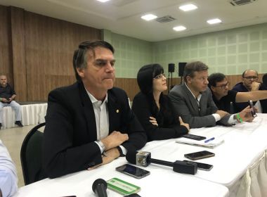 Bolsonaro diz que mulheres preferem 'pistola na bolsa' Ã lei de 'feminicÃdio no bolso'