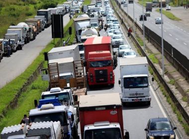 Associação pede que caminhoneiros liberem as rodovias