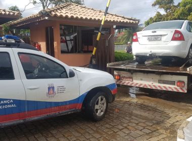 Carro usado por falsa juíza de Feira para 'furar fila' é apreendido após mandado judicial