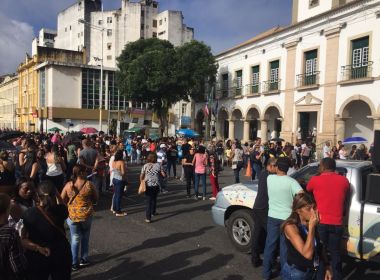 Servidores da saúde protestam contra PLC em frente à Câmara Municipal de Salvador