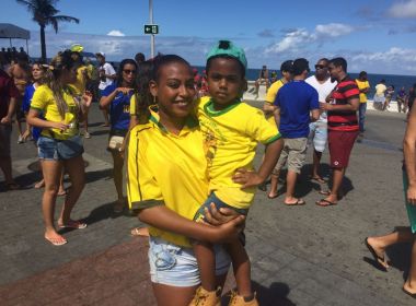 Mãe leva filho para ver sua primeira Copa em Arena na Barra 