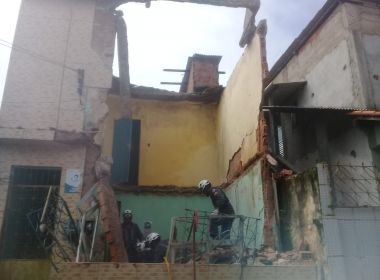 Casa desaba em Plataforma e dois adolescentes ficam soterrados; vítimas já foram resgatadas
