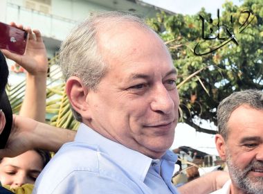 Pé torcido faz Ciro Gomes abandonar desfile de Dois de Julho