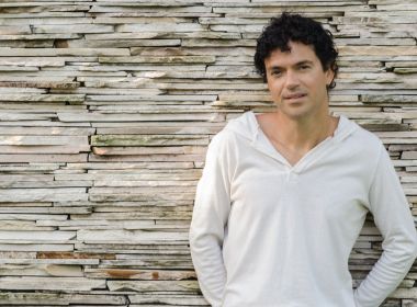 Ao lado do filho, Jorge Vercillo revisita sucessos em show intimista no TCA