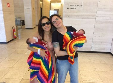 Baiana consegue licença-maternidade para amamentar filha gerada por esposa