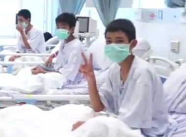 Governo da Tailândia divulga primeiras fotos de meninos no hospital após resgate