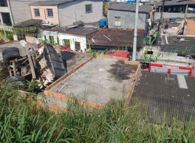 Caçamba sai da pista e cai em mercearia na Avenida Suburbana; três ficam feridos