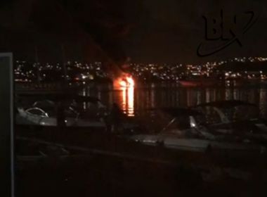 Incêndio atinge embarcação na Ribeira, na noite deste sábado