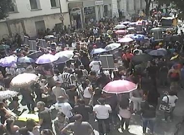Servidores municipais fazem protesto no ComÃ©rcio