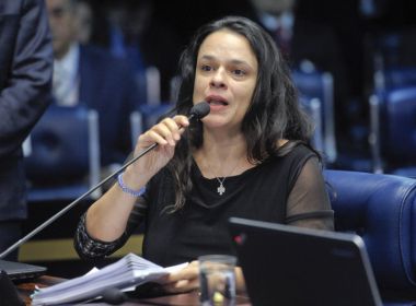 Janaína Paschoal diz que precisa de mais tempo para decidir se vai ser vice de Bolsonaro