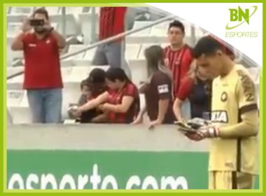 Destaque em Esportes: Goleiro que usou celular durante partida é punido