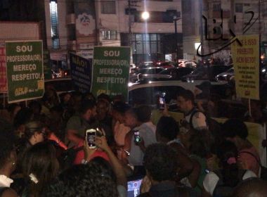 À procura de ACM Neto, professores fazem protesto em frente ao Fórum Ruy Barbosa