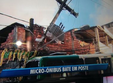 Micro-ônibus bate e quebra poste ao meio no Arenoso