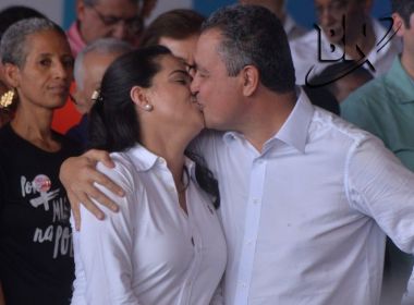 Rui Costa sela candidatura com beijo em primeira-dama durante convenção