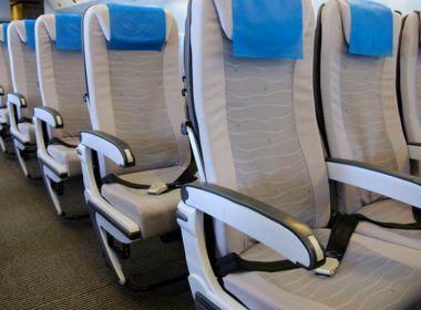 Projeto que proíbe cobrança na escolha de assento em avião é aprovado no Senado
