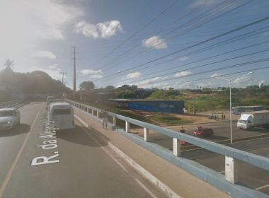 Acidente entre moto e carro deixa dois feridos na região de Porto Seco Pirajá