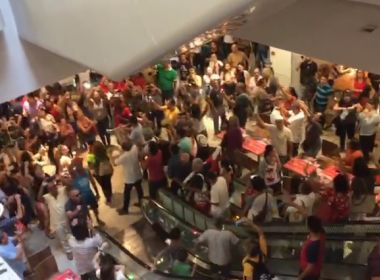 Manifestantes realizam ato pró-Lula dentro do Shopping Barra em Salvador