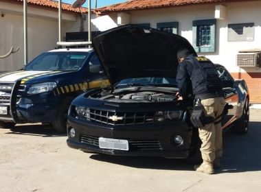 Carro de luxo é apreendido com placas falsas em Tucano