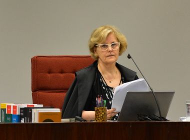 Segunda mulher a assumir o cargo, Rosa Weber toma posse na presidência do TSE