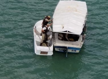 Suspeitos de assaltar ônibus são presos em tentativa de fuga pelo mar na praia de Tubarão