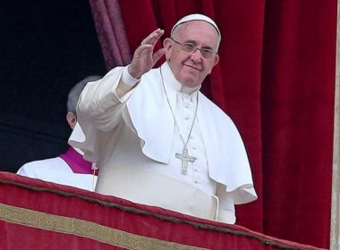 Papa Francisco diz que pais não devem ignorar ou condenar filhos homossexuais