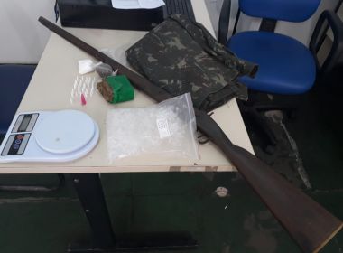 Roupas camufladas, drogas e arma sÃ£o apreendidas em Barra do Pojuca