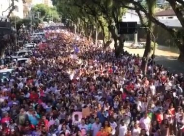 Daniela puxa multidão em protesto do 'EleNão' no Campo Grande; veja vídeo