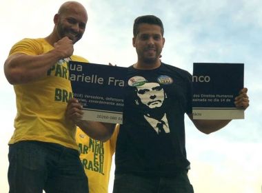 Apoiadores de Bolsonaro rasgam placa Marielle Franco e PSOL repudia: 'Piada com a dor'