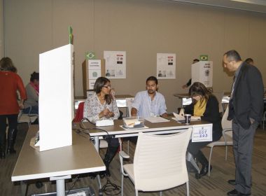 Crescimento de eleitores brasileiros no exterior aumenta procura por voluntários