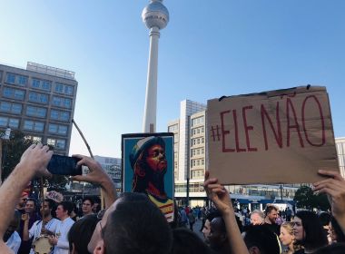 Ato contra intolerância em Berlim lembra Mestre Moa tem críticas a Bolsonaro