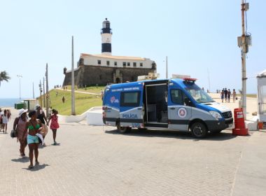 Mulher que hostilizou Cláudia Cruz no Farol da Barra é autuada por injúria