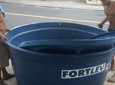 Homens furtam tanque de água e carregam objeto pela Ladeira da Barra; PM flagrou cena