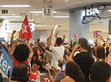 Manifestantes ocupam Shopping Barra em apoio à candidatura de Haddad; veja vídeo