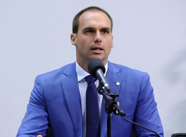 Filho de Bolsonaro defende ampliação do acesso a armas através de decreto presidencial