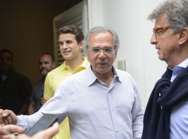 Bolsonaro alega que falta de experiência levou Paulo Guedes a falar em prensa no Congresso