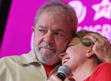 Agrados de Gleisi a Lula são táticas para continuar na presidência, dizem petistas