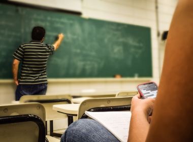 Deputado quer proibir uso de celulares nas salas de aula da Bahia
