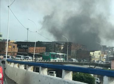 Grupo queima objetos e fecha trânsito em protesto por obras da Embasa no Uruguai