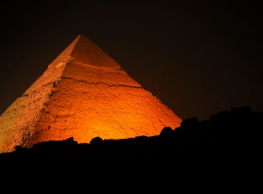 Governo do Egito pede investigação de vídeo com casal fazendo sexo no topo de pirâmide
